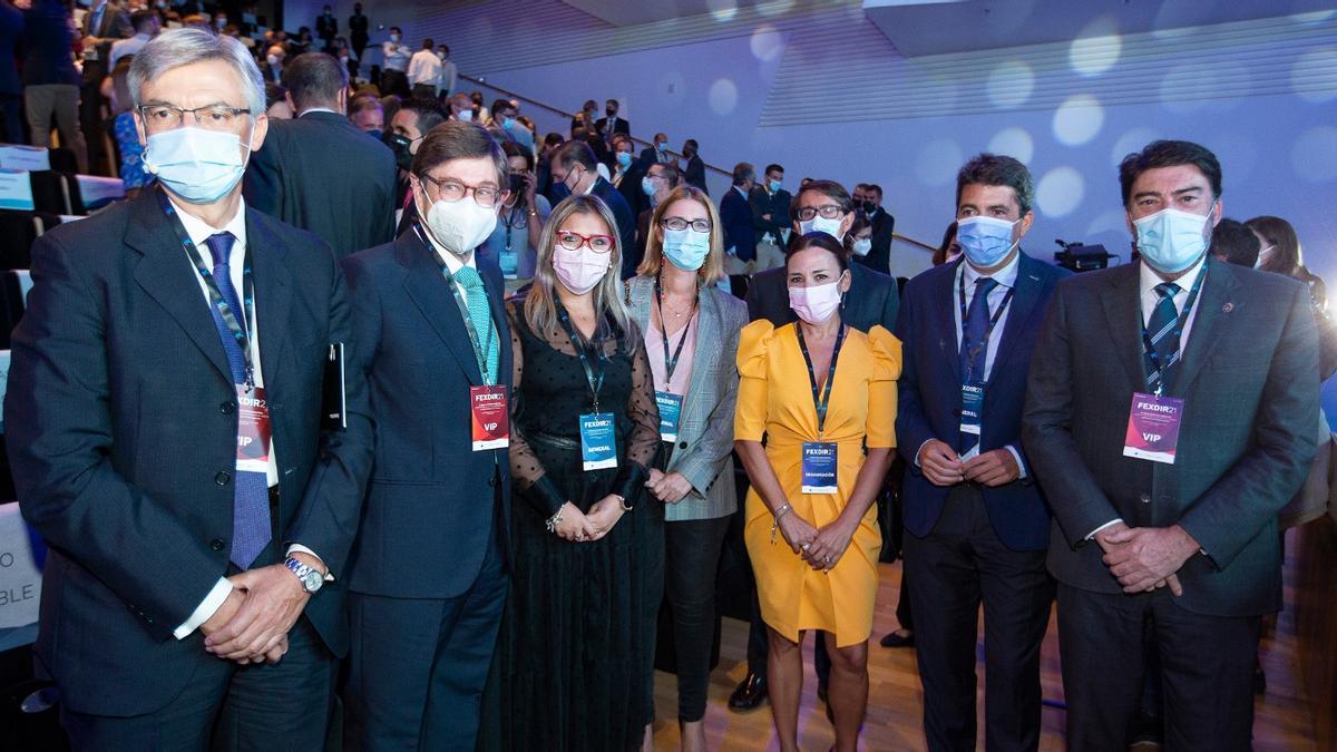 Luis Barcala, Carlos Mazón y Eva Toledo junto a otros miembros de la comitiva que han acudido al congreso Fexdir celebrado en Alicante