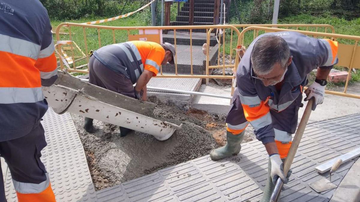 Trabajadores arreglando una calle de Gijón