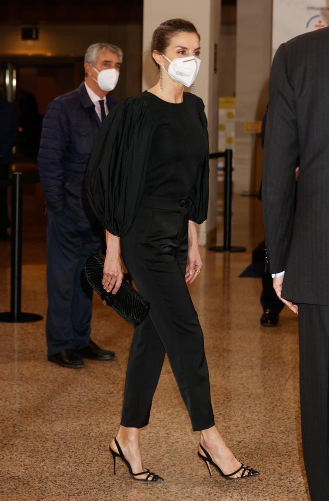 La reina Letizia con look total black y moño