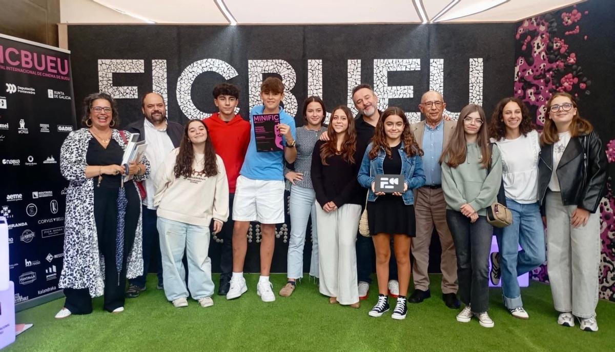 Alumnos, profesores y otros responsables con el premio del FICBueu.