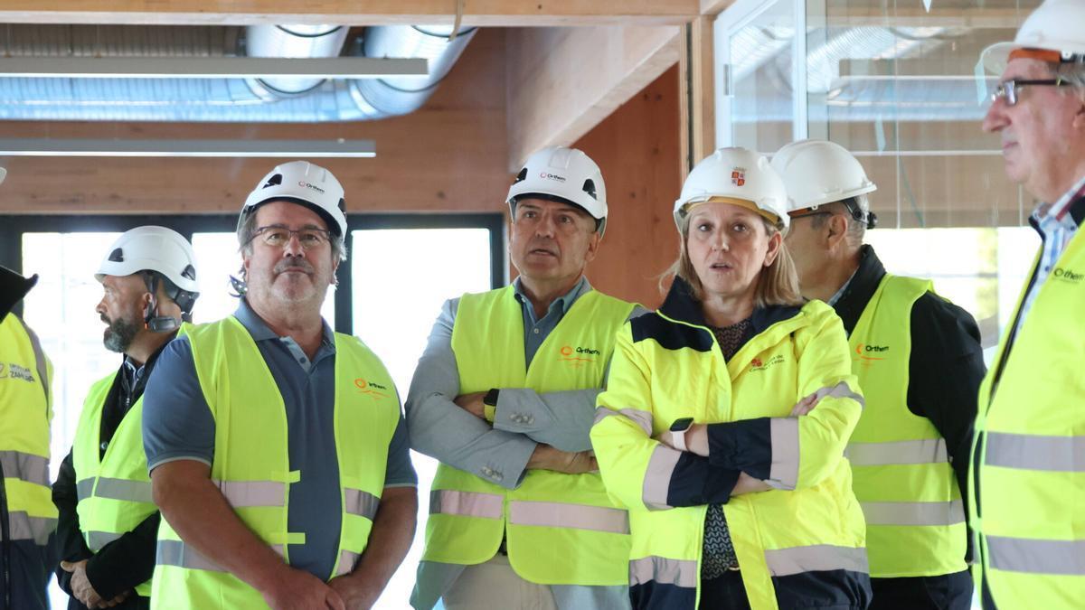 La vicepresidenta de la Junta de Castilla y León, Isabel Blanco, y el alcalde de Zamora, Francisco Guarido, visitan las obras del Centro Cívico de Zamora junto a otras autoridades.