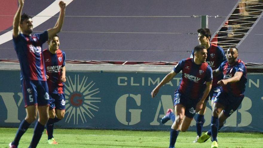 Un gol de Alexánder González en el minuto 94 da el triunfo al Huesca (2-1)