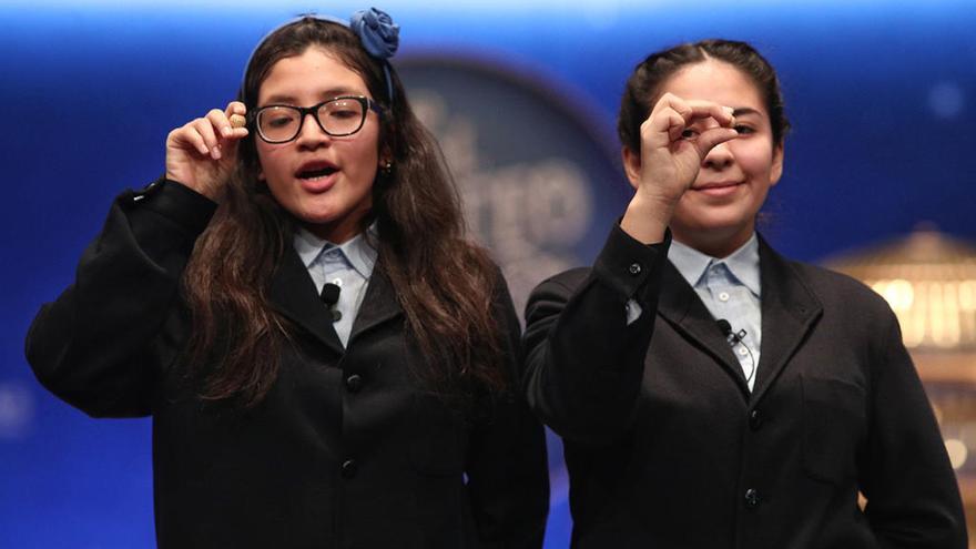 Wendy y Nicole  posan con las bolas correspondientes al Tercer Premio de la Lotería de Navidad // Eduardo Parra