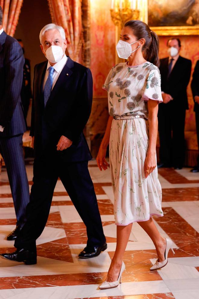 La reina Letizia reestrena un vestido 'vintage' que perteneció a su suegra, la reina Sofía