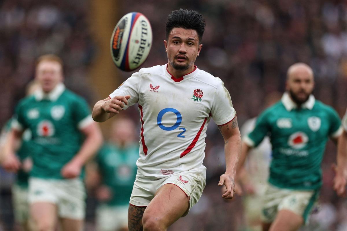 El inglés Marcus Smith persigue el balón durante el duelo de este sábado ante Irlanda.