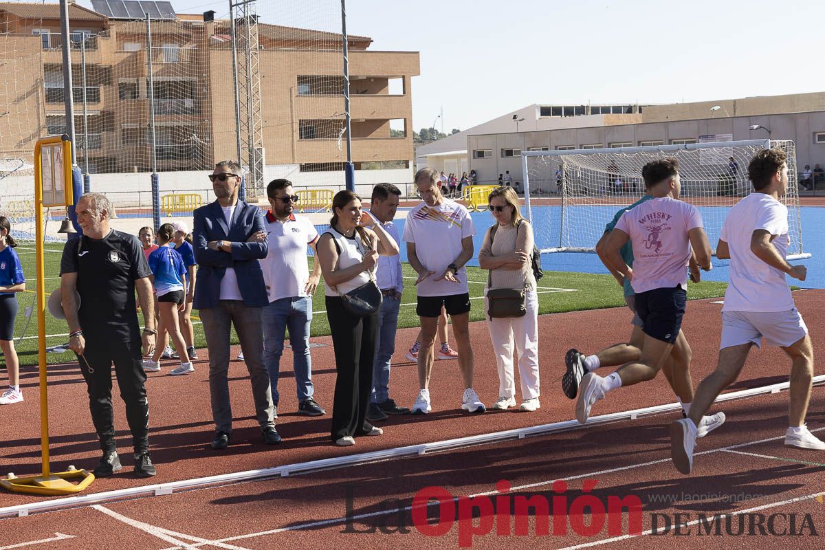Abel Antón vistiba la Escuela Municipal de Atletismo de Caravaca