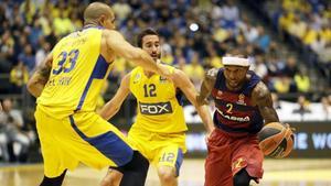 Rice trata de escaparse de Ohayon y Zirbes en el partido del Barça ante el Maccabi disputado en Israel.