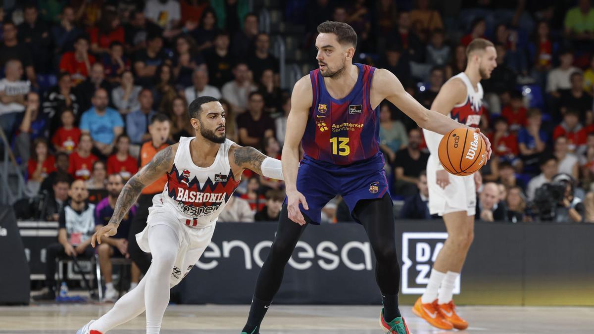 Tomas Satoransy juega un balón ante Markus Howard, del Baskonia