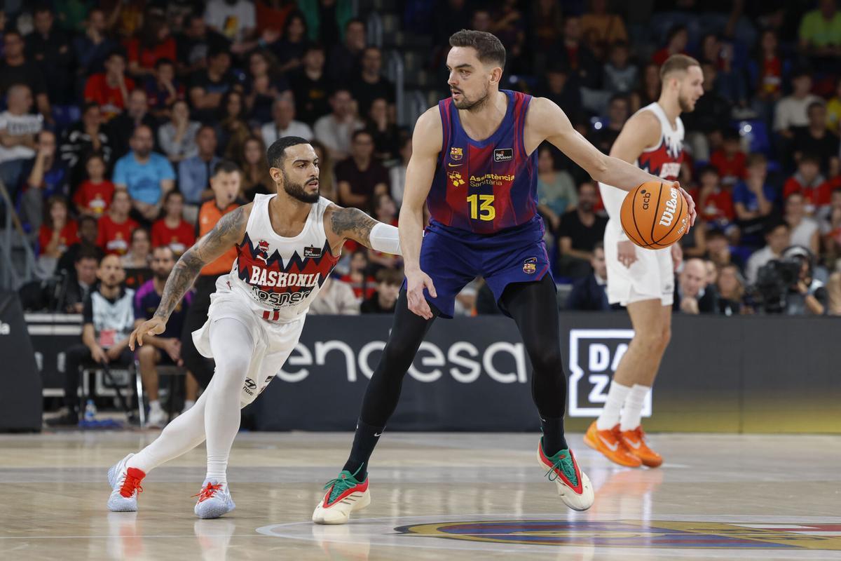 Tomas Satoransy juega un balón ante Markus Howard, del Baskonia