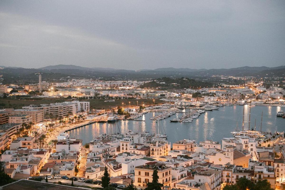 Si deseas conocer la cultura, la historia y la vida nocturna de la ciudad, Eivissa es un buen lugar para alojartee.