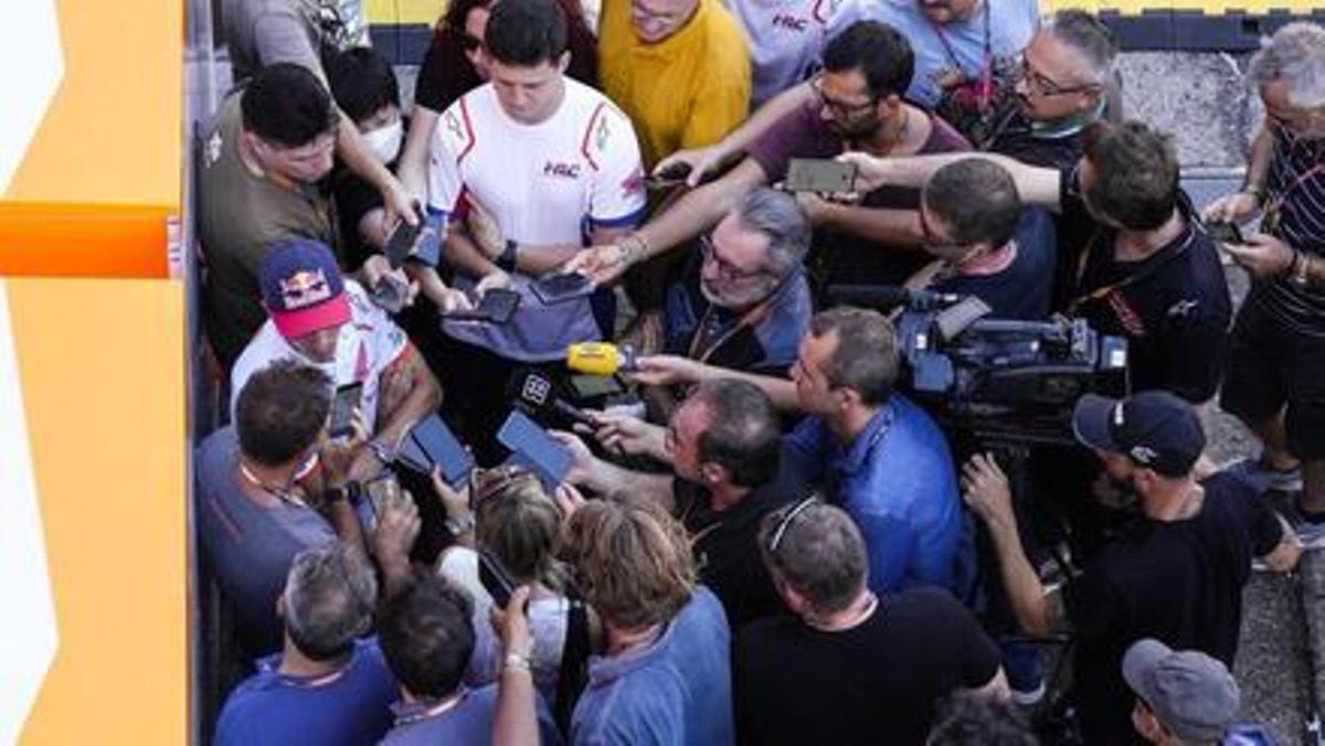 Marc Márquez atiende a una nube de periodistas, en Misano, tras su regreso a la pista después de su cuarta operación en el brazo derecho.