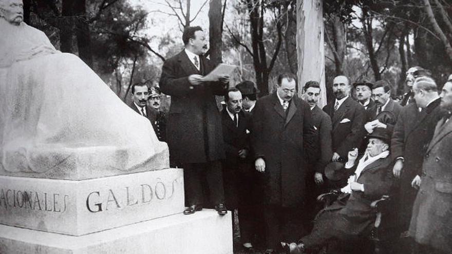Galdós escucha al dramaturgo Serafín Álvarez Quintero durante la inauguración de su monumento en el Retiro, obra de Victorio Macho.