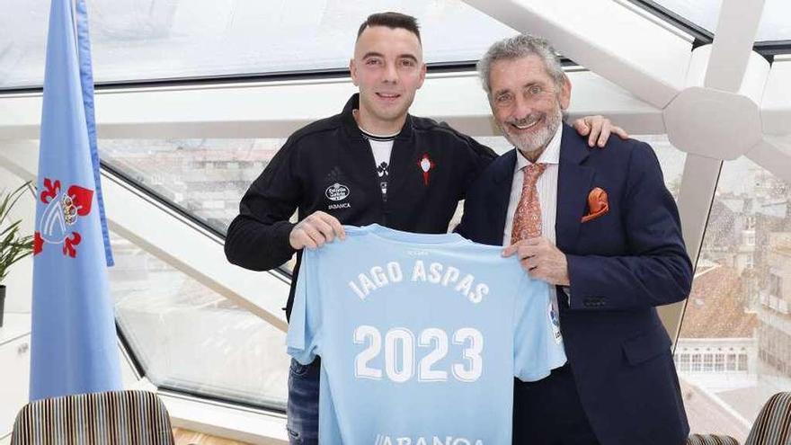 Aspas y Mouriño, en la sede del club, el día de la firma de la renovación del moañés. // R.C.Celta