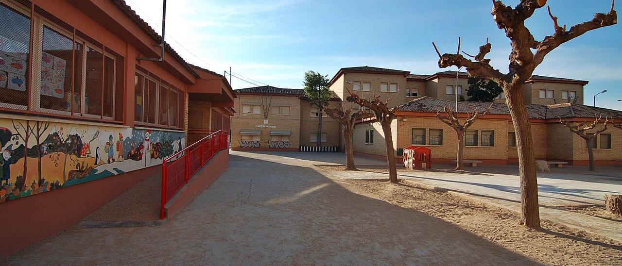 El colegio público Lluis Vives de Alzira, situado a las afueras de la ciudad, en una imagen de archivo.