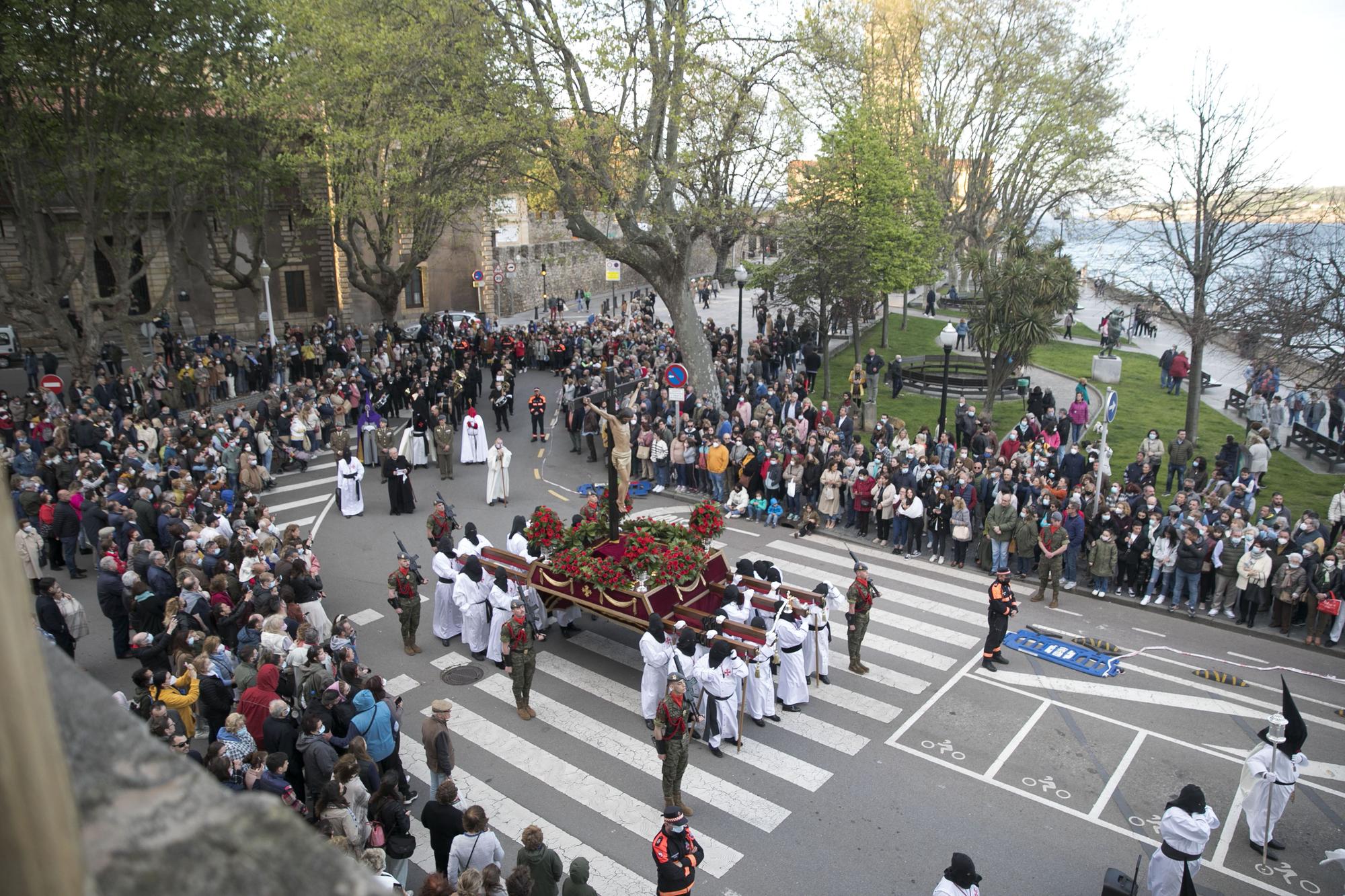 EN IMÁGENES: Gijón arropa al Cristo de los Mártires en su regreso a las calles