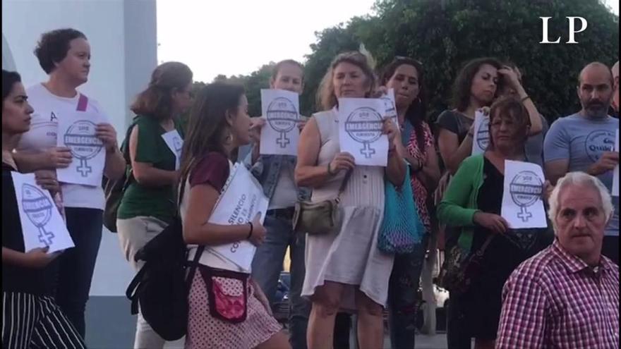 Concentración feminista en repulsa por la violación múltiple en El Cotillo, Fuerteventura