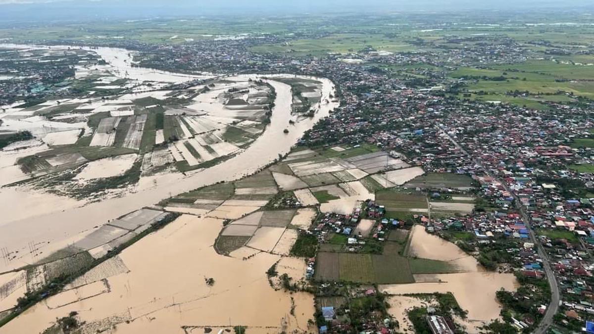 Al menos cinco personas han muerto por los efectos del supertifón Noru en Filipinas.