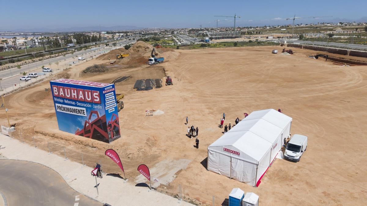 Arrancan las obras de la nueva tienda de Bauhaus en Torrevieja Arrancan las obras de la nueva tienda de Bauhaus en Torrevieja