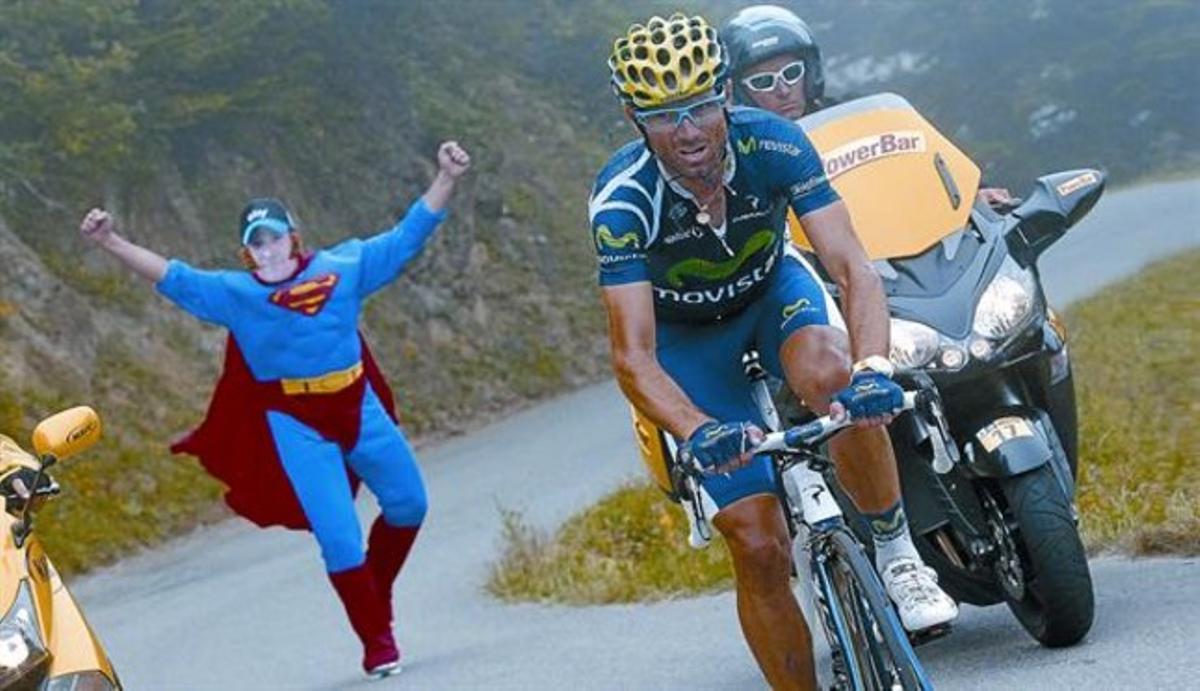 Un aficionat, vestit de Superman i amb una màscara de Wiggins, anima Valverde durant la seva escapada d’ahir.