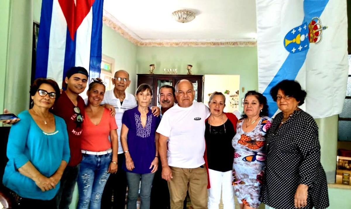 Directivos y asociados de Hijos de La Estrada en Cuba. |