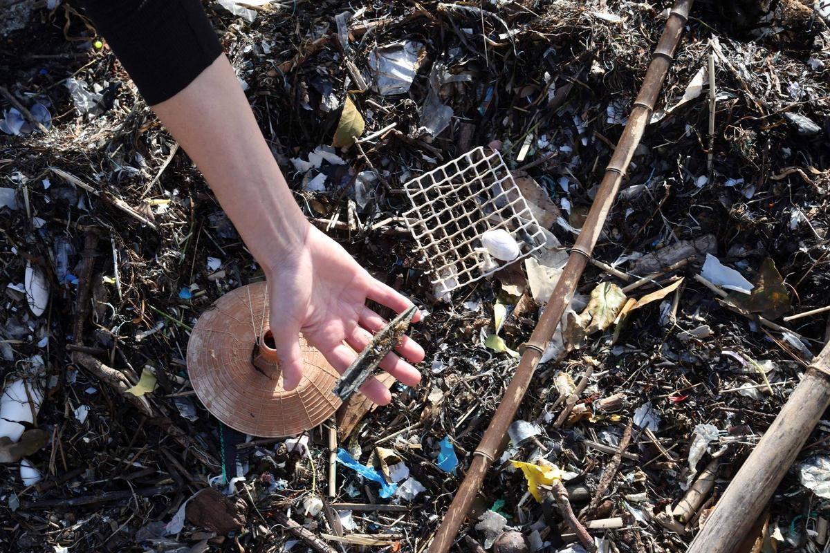 Basura acumulada en la playa de Vilagarcía, esta tarde.