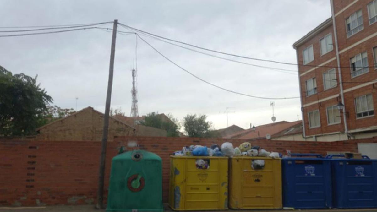 Contenedores de reciclaje en Benavente. | E. P.