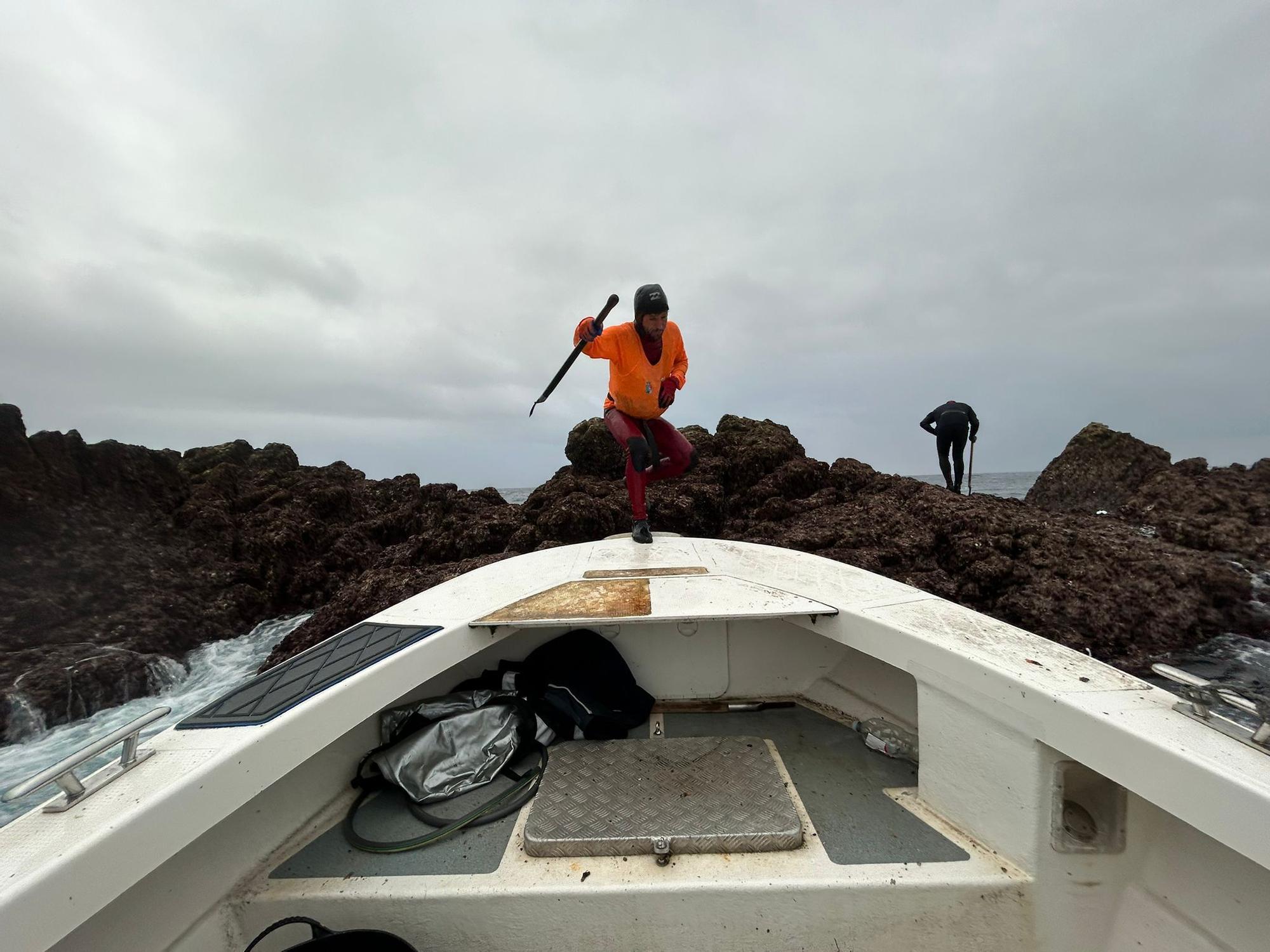 EN IMÁGENES: Así luchan los mariscadores de Luanco por cada kilo de percebe en el cabo Peñas