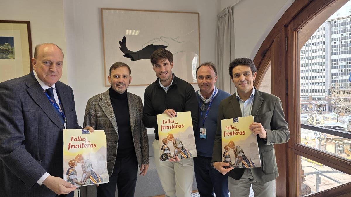 El Extra de Fallas de Levante-EMV llega al balcón del Ayuntamiento