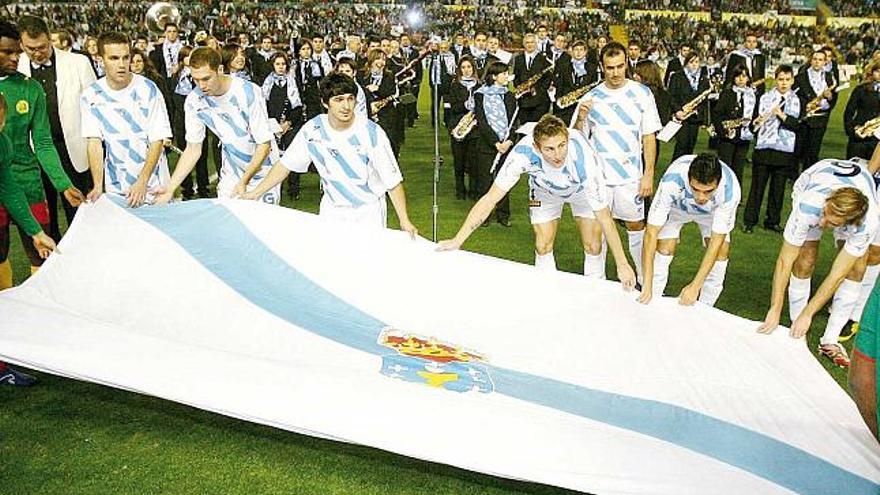 Los seleccionados gallegos, con la bandera de la Comunidad en Balaídos.