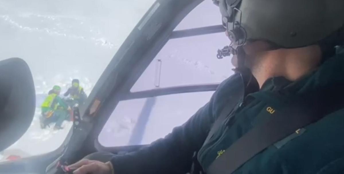 Llegada del helicóptero a la zona donde se encontraban los agentes con el cuerpo del montañero fallecido.
