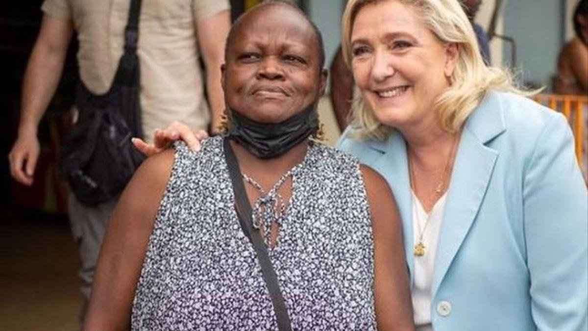 Le Pen abraza a una mujer racializada.