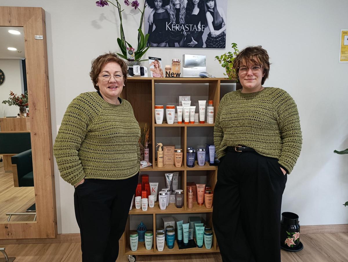 Por la izquierda, María del Mar y Ángela Paredes, en Nymara Estilistas, en Lugones. Por la izquierda, María del Mar y Ángela Paredes, en Nymara Estilistas, en Lugones.