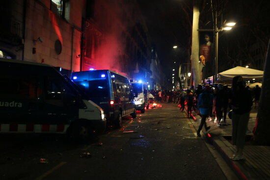 Nova nit de protestes i destrosses a Barcelona per la llibertat de Hasél