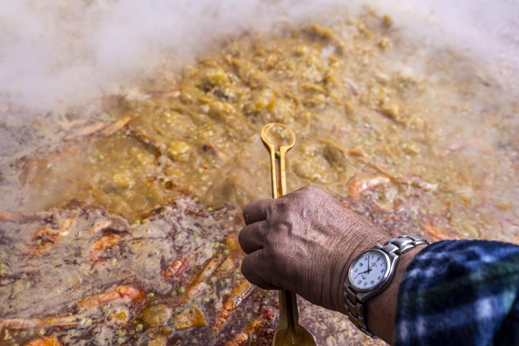 Bagà cuina el seu popular arròs per 2.500 persones