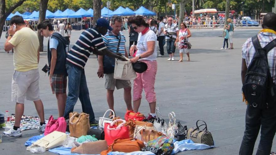 Varios manteros en Barcelona.