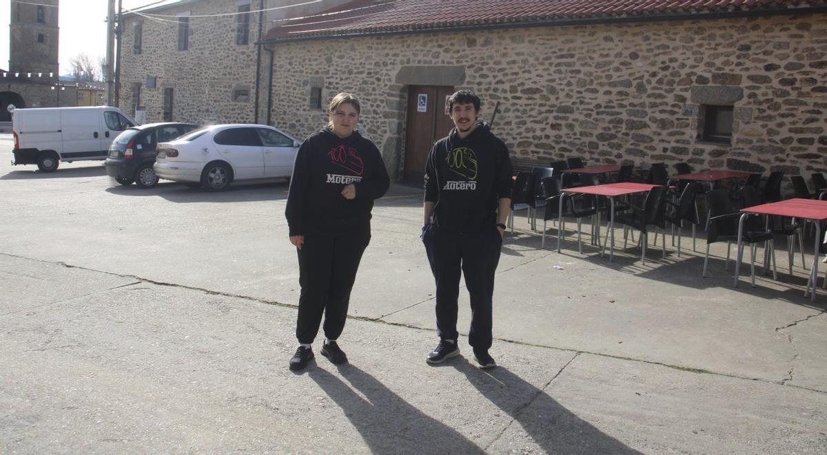 Milena y Martín, dos jóvenes que dan vida al bar de Rionegro del Puente