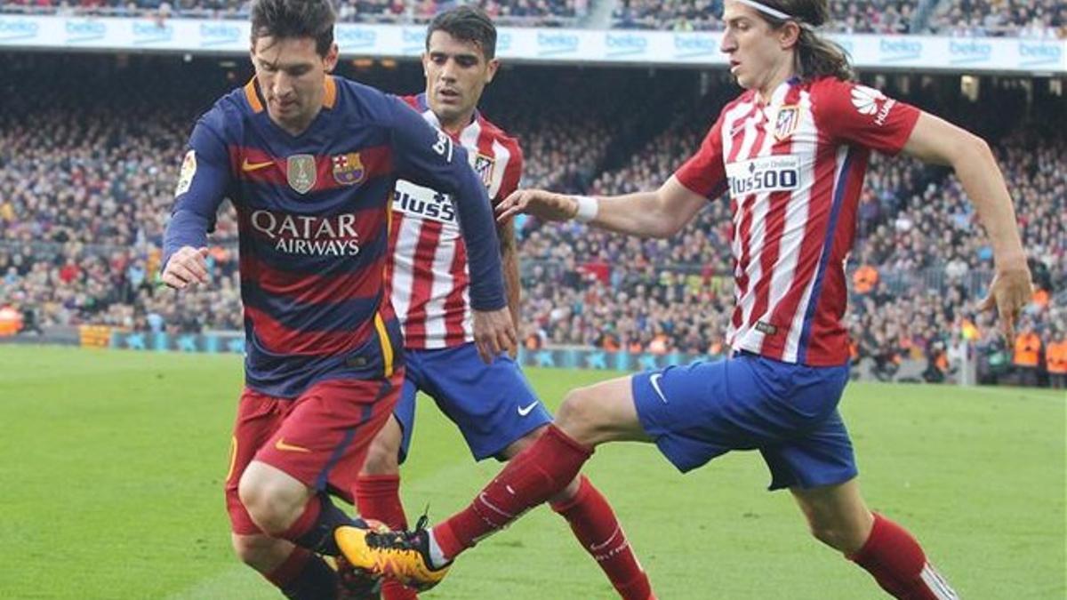 Filipe Luis poco antes del plantillazo a la altura de la rodilla que le propinó a Leo Messi