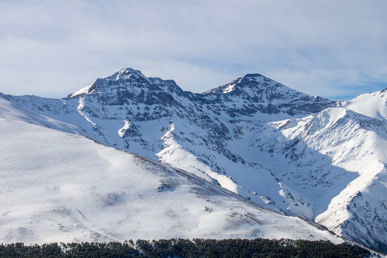 Con sus 3.482 metros, es el pico más alto de toda la Península Ibérica.