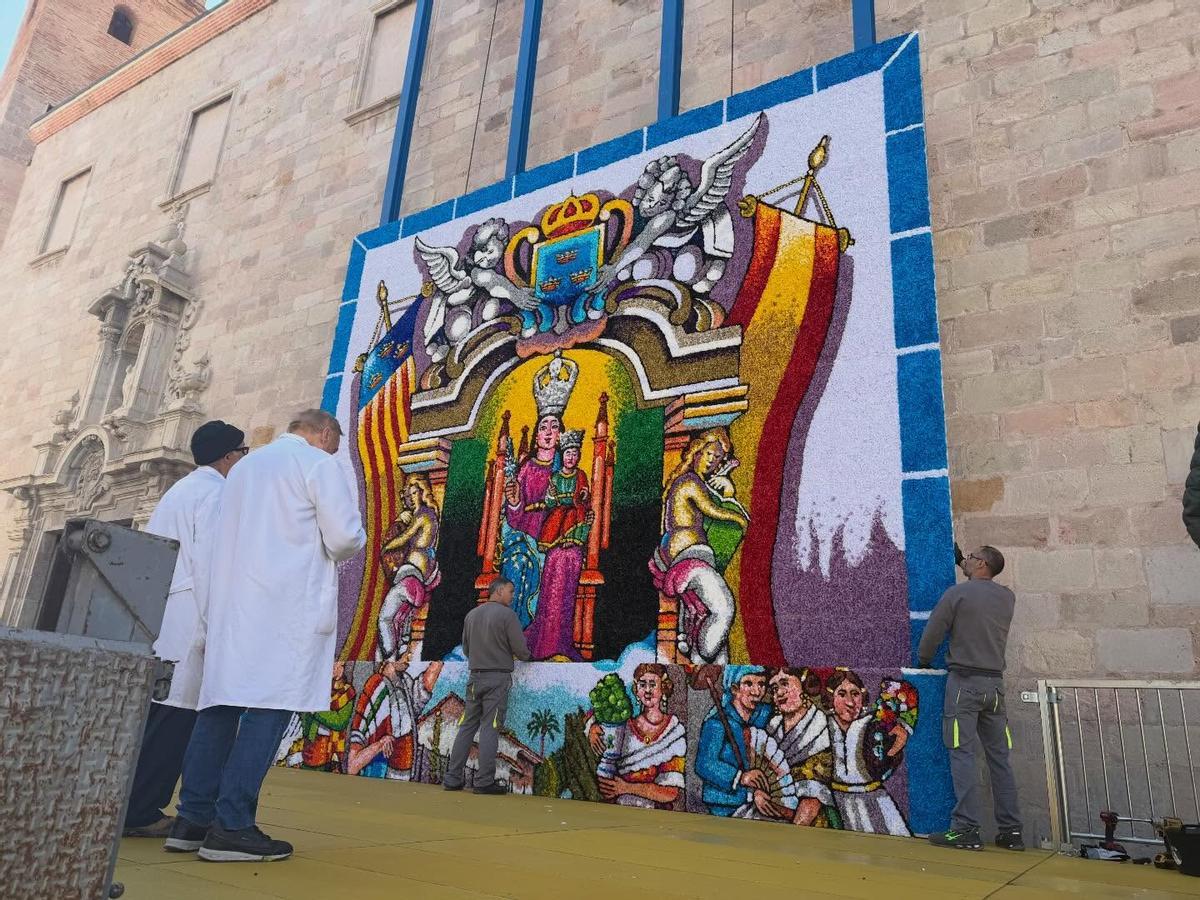 La fachada del Salvador ya luce el tapiz de las Fallas en Burriana.