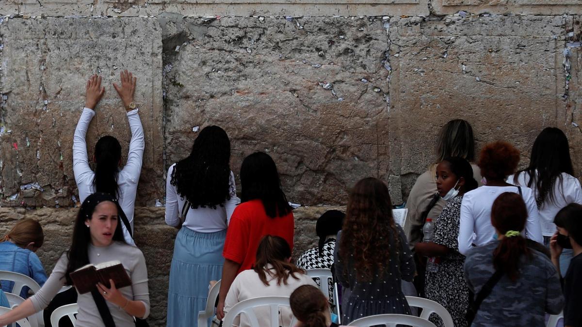 Varios jóvenes durante la celebración del Yom Kippur en Jerusalén.