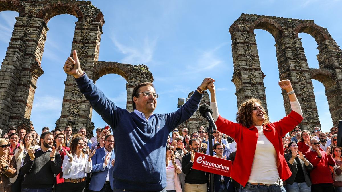 Vara y Montero, este domingo en Mérida, en la presentación de candidatos a las elecciones.