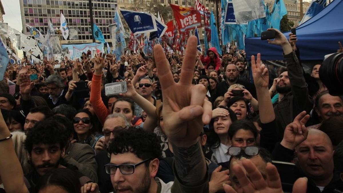 Integrantes de las Madres de Plaza de Mayo y simpatizantes durante la ronda 2000, el jueves en Buenos Aires.