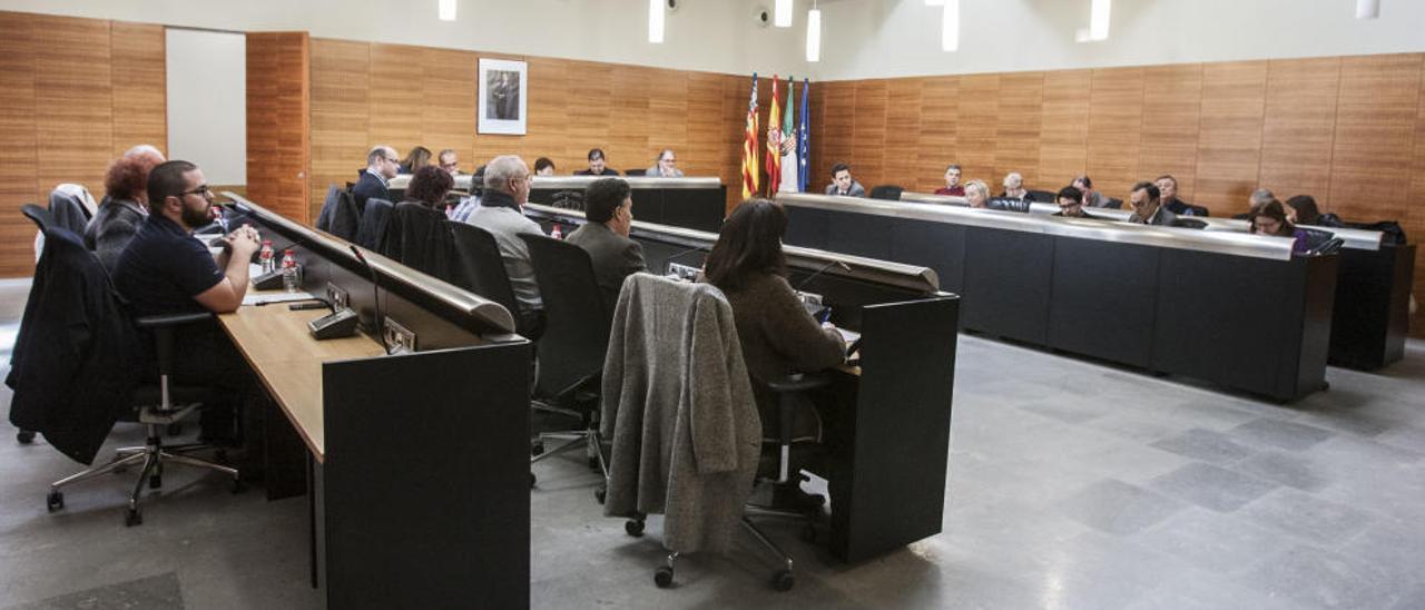 Imagen retrospectiva de un pleno en el Ayuntamiento de San Vicente