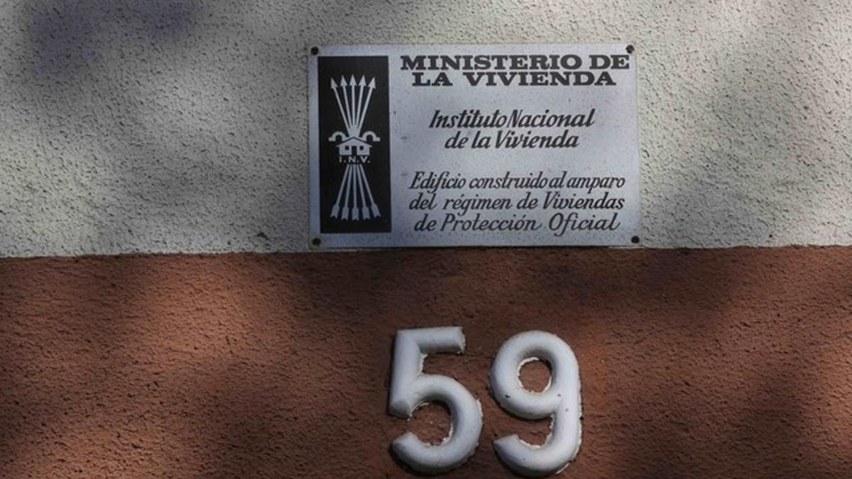 Placa franquista en un edificio de la calle Cantera de Barcelona