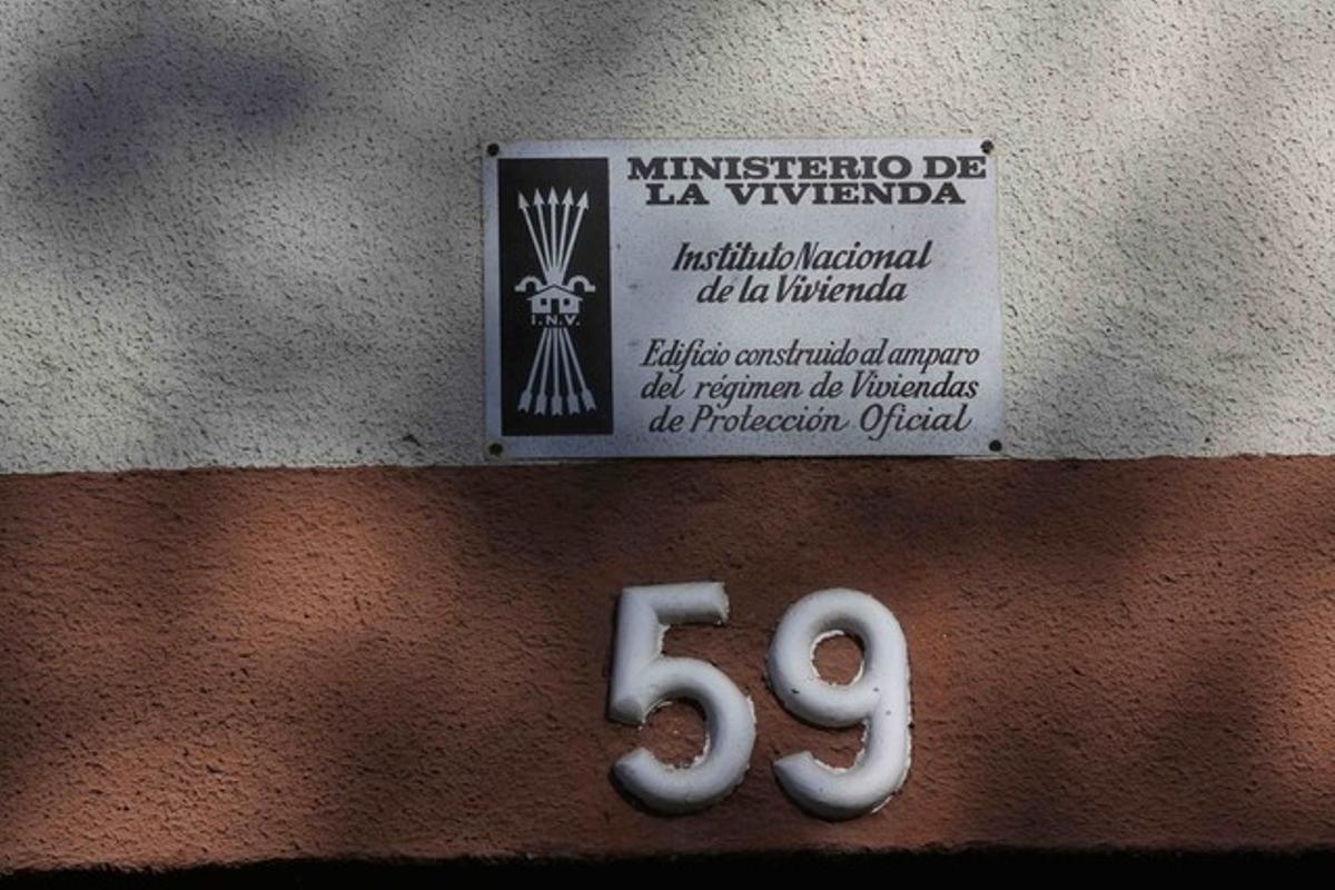 Placa franquista en un edifici del carrer de la Cantera de Barcelona.