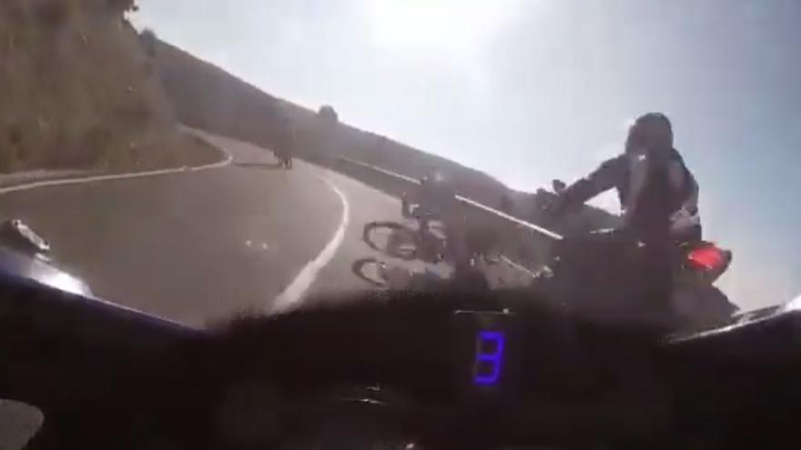 Momento del choque frontal entre el ciclista y el motorista.