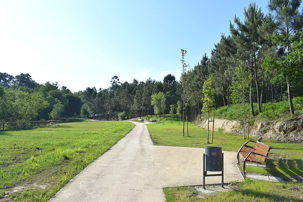 Completan la red de senderos y carriles bici, en la primera fase del parque acuático de Porto Piñeiro (Valga).