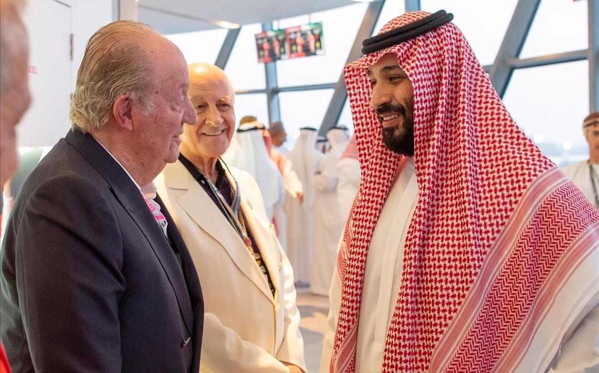 El rey emérito, junto al príncipe saudí Mohamed bin Salman, este domingo en Abu Dabi. 