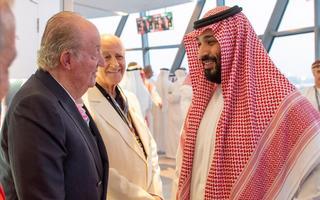 Saludo entre el rey Juan Carlos y el príncipe de Arabia Saudí en Abu Dabi