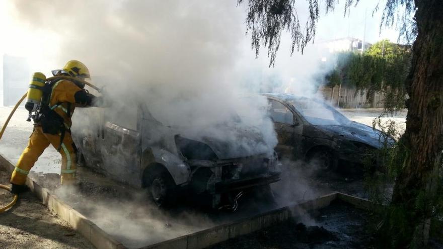 Dos coches arden en  El Moralet